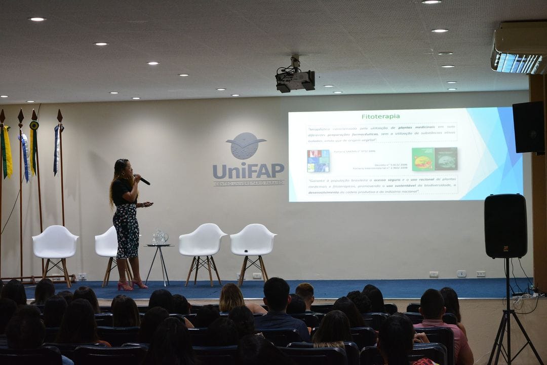 Curso de Farmácia promove a palestra sobre a importância das plantas medicinais