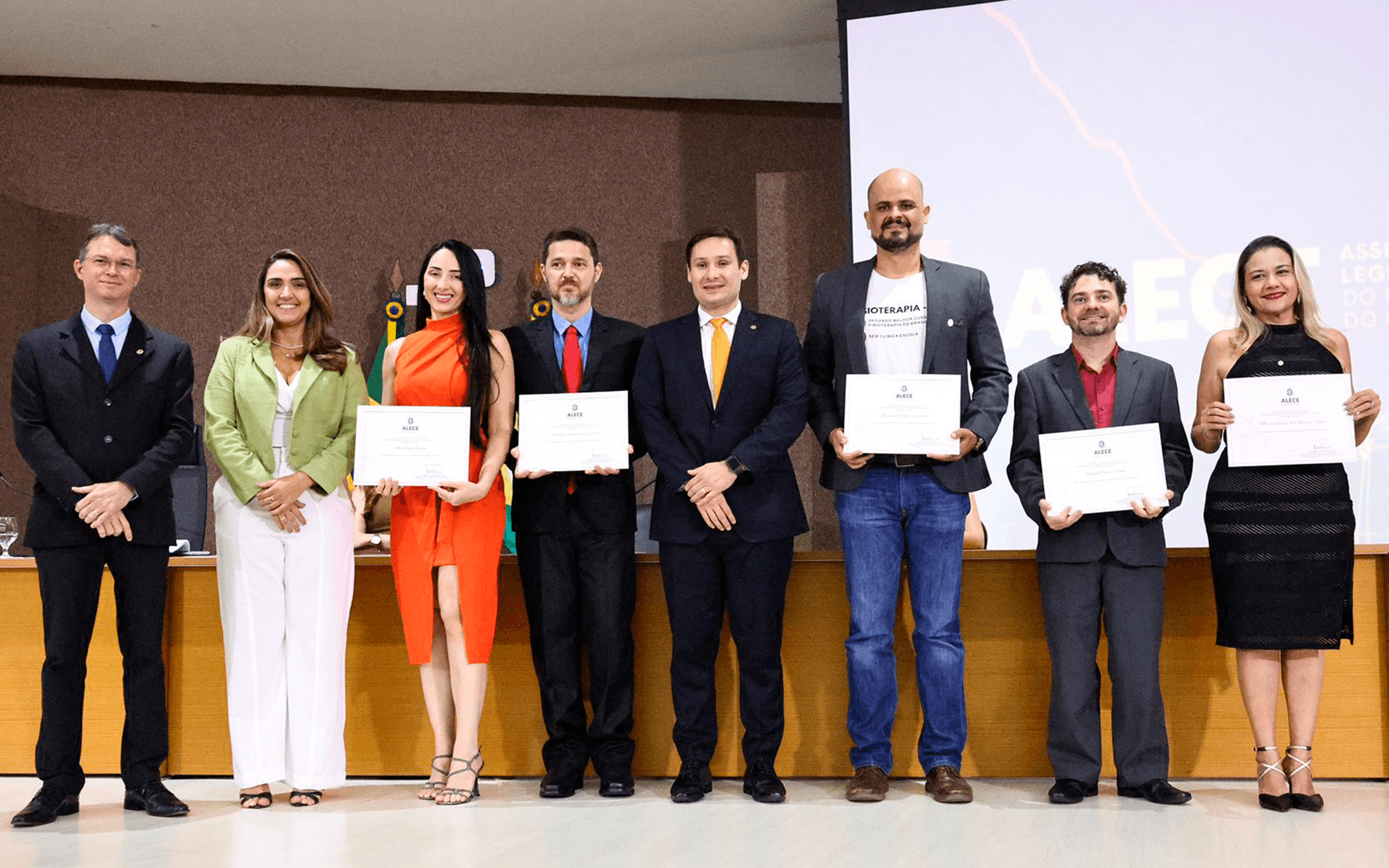Coordenadora do curso de Fisioterapia da Unifap é homenageada na Alece