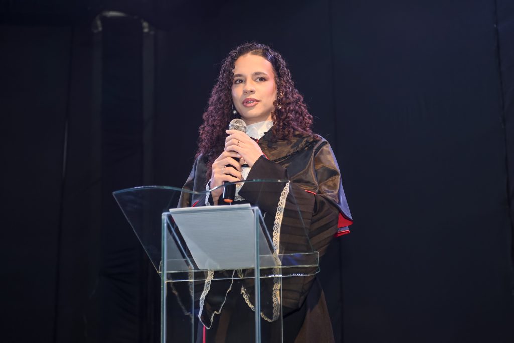 Lauanny Tavares em seu discurso na colação das turmas de 2024.2