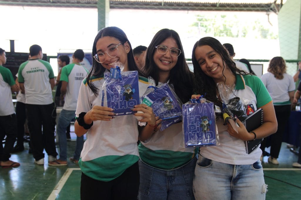 Cursos da UniFAP participam de evento educacional na EEMTI TIRADENTES