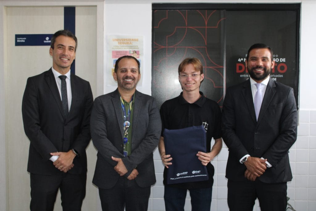 Assinatura do Termo de Compromisso oficializa concess&atilde;o da Bolsa Ju&iacute;za D&eacute;bora Aguiar